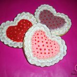 Red velvet cupcake per S. Valentino con cuori di cioccolato