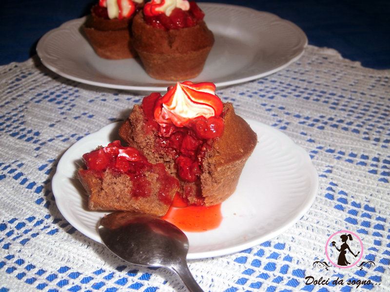 Muffins al cioccolato con salsa di fragole e mascarpone