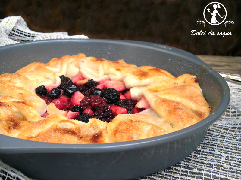 crostata di mele e frutti di bosco