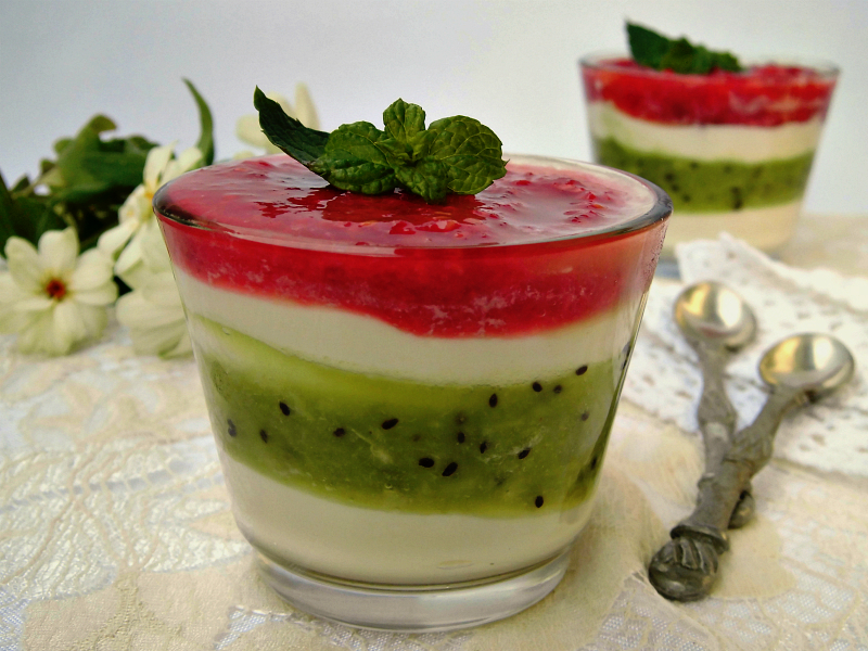 Bicchierini di kiwi, lamponi e crema bianca