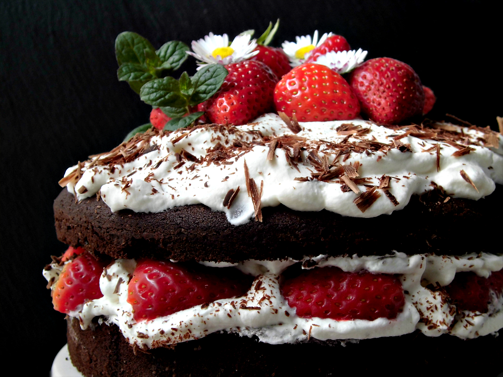 Torta al cioccolato con crema chantilly e fragole