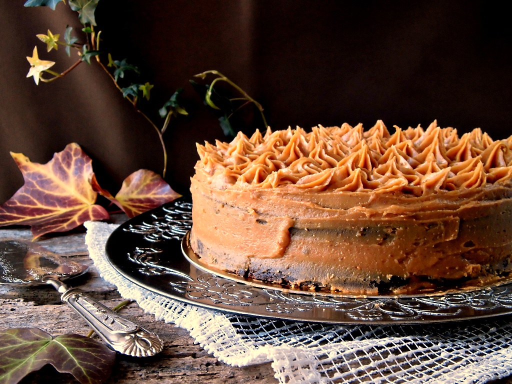 Torta al cioccolato con crema al burro di arachidi
