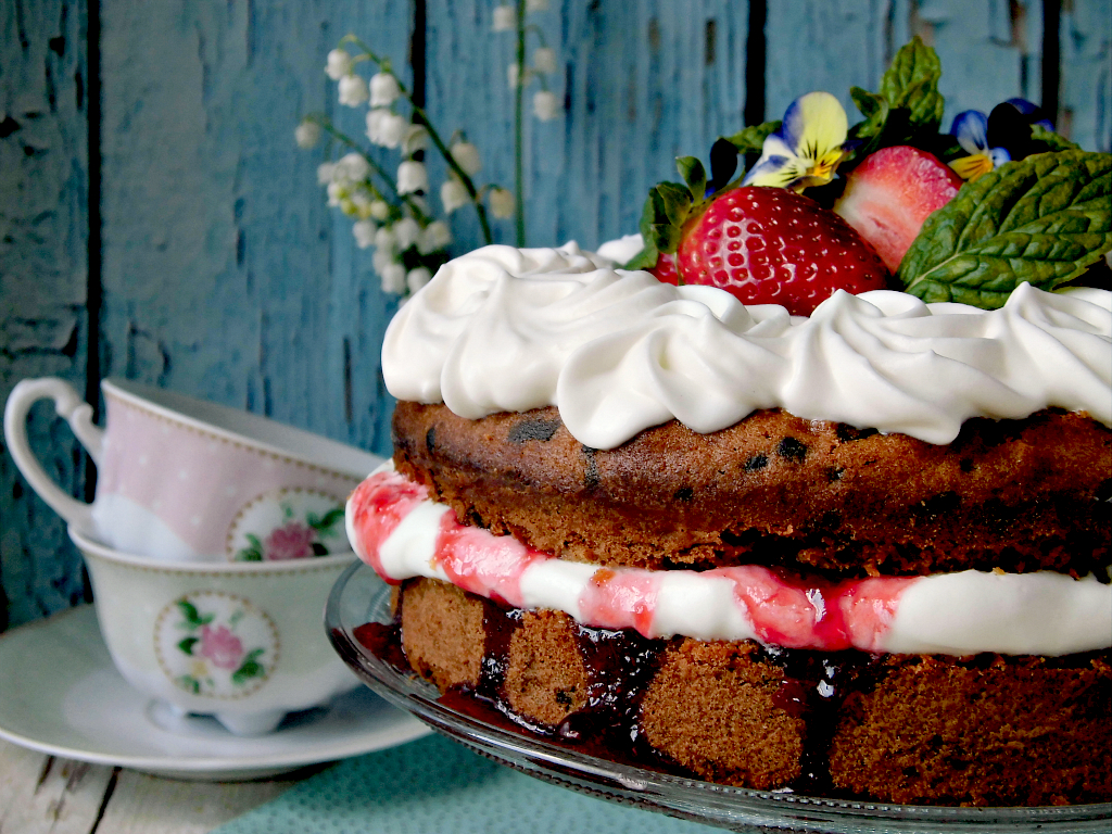 Sponge cake con cioccolato panna e fragole
