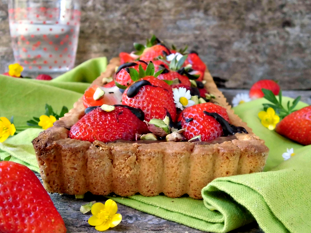 Crostata con fragole e cioccolato