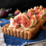 Crostata di sfoglia con albicocche e amaretti