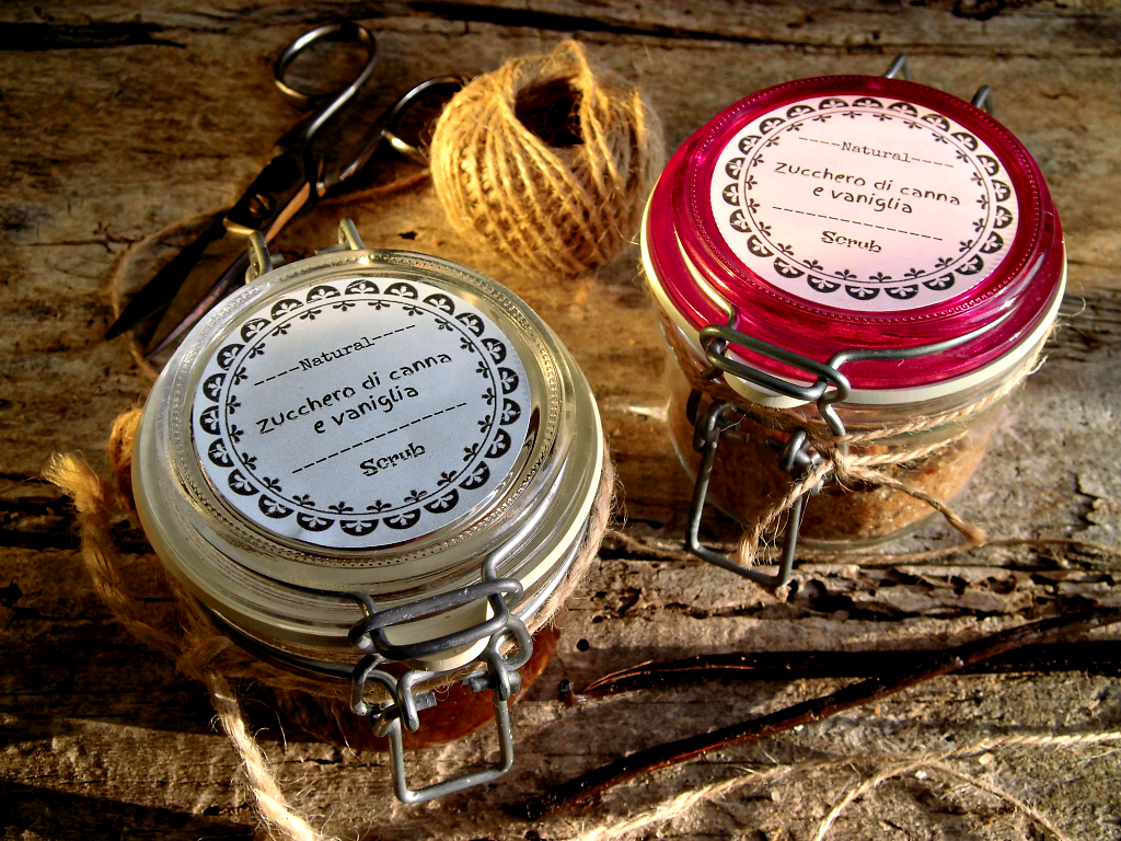 Scrub allo zucchero di canna e vaniglia ed etichette avery