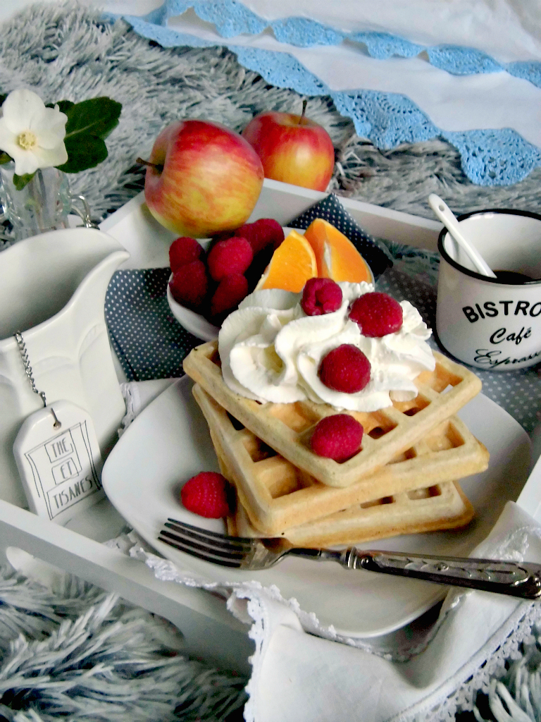 Colazione a letto con waffle di farro, panna e lamponi.jpg