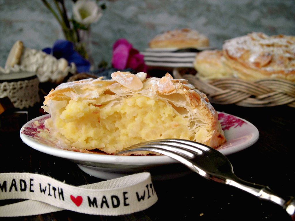Pantxineta alle mandorle il dolce tipico dei Paesi Baschi.jpg