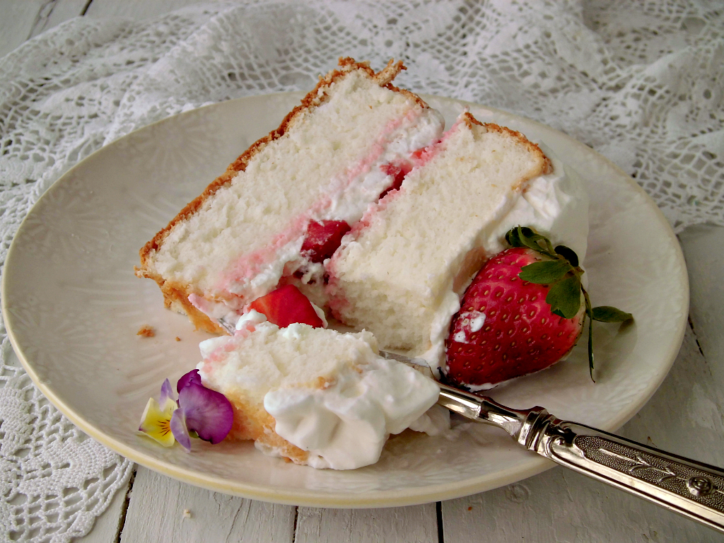 Angel food cake con panna e fragole