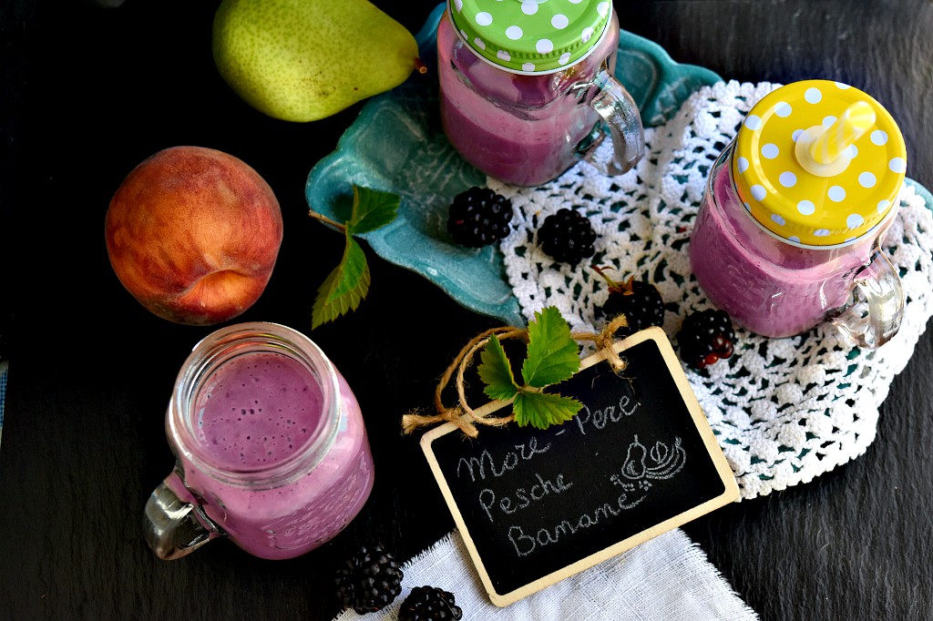 Frullato con more, pere, pesche e banane