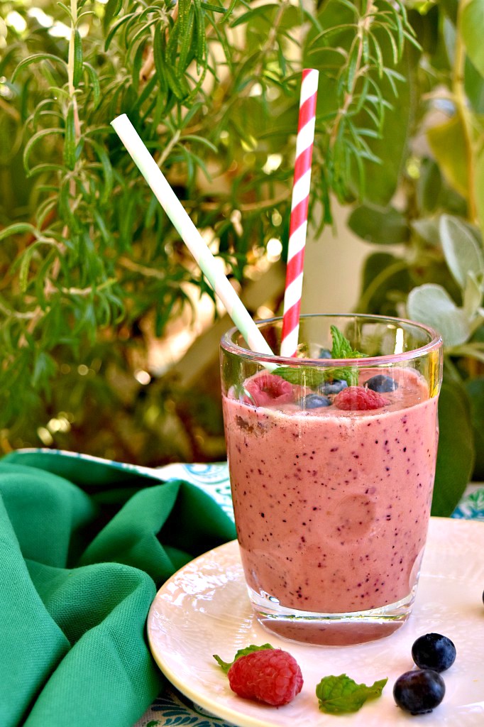 frullato con mirtilli bacche di goji e lamponi