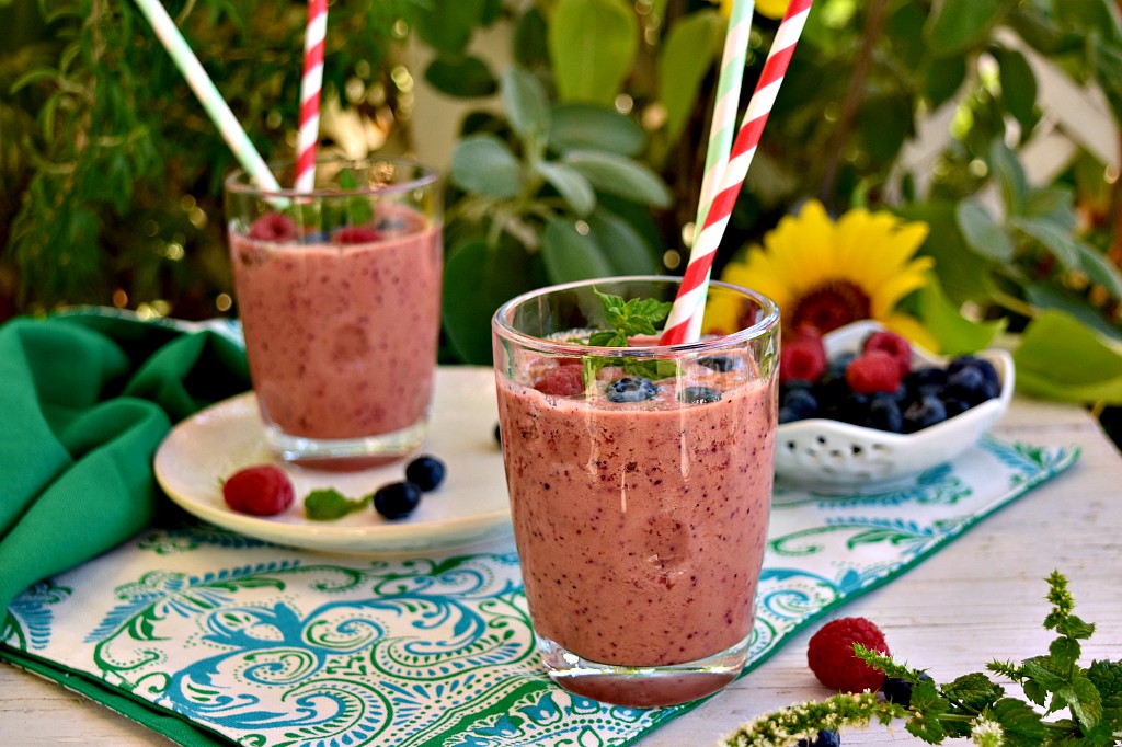 Frullato con mirtilli lamponi e bacche di goji