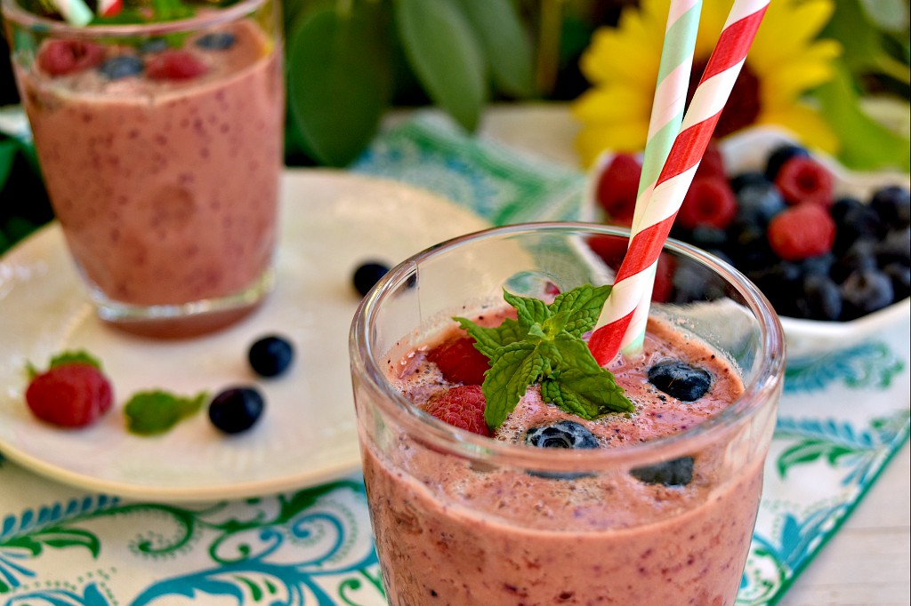 Frullato con mirtilli, lamponi e bacche di goji