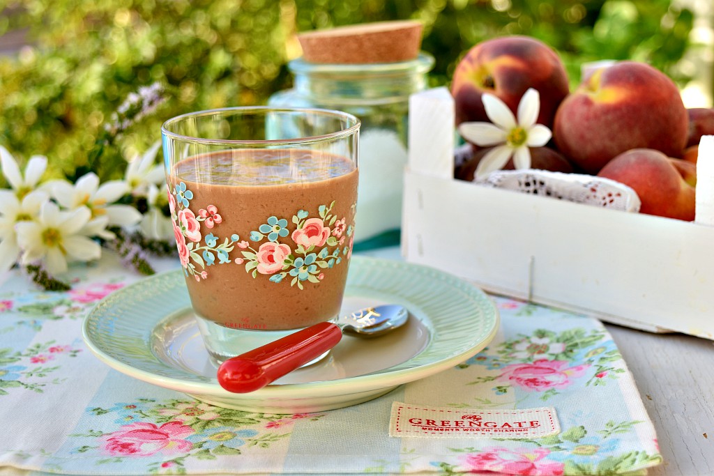 Frappè alla pesca, banana e cioccolato