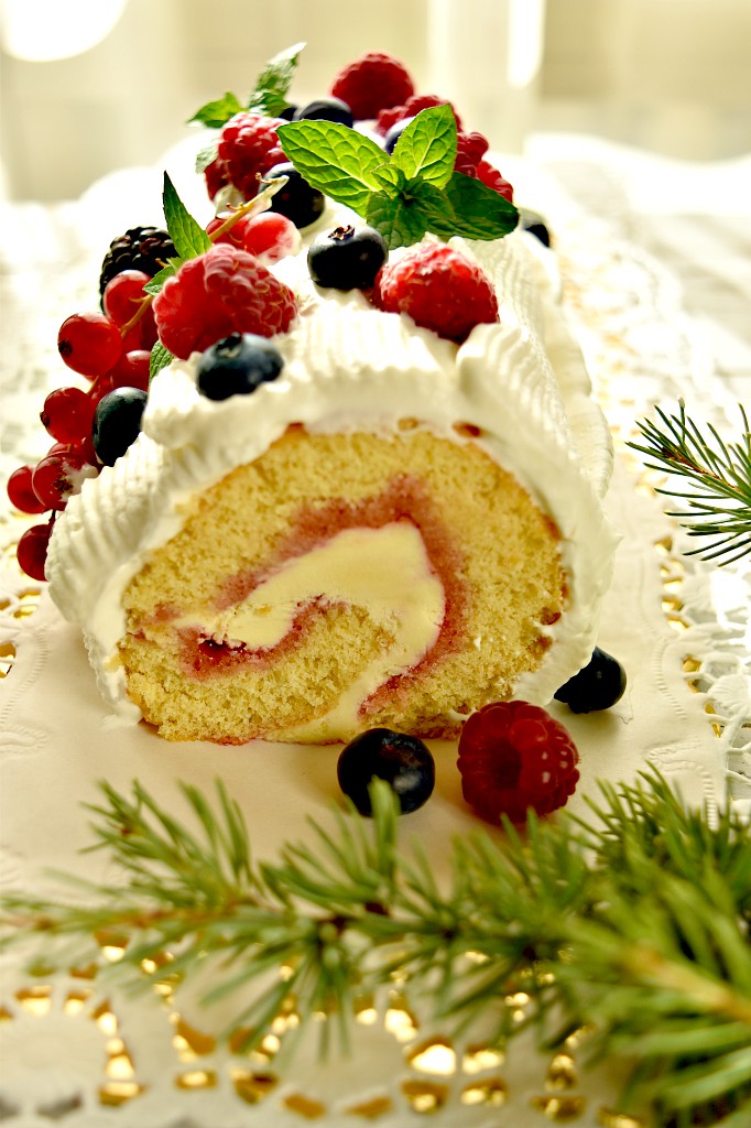 Tronchetto di Natale con frutti di bosco