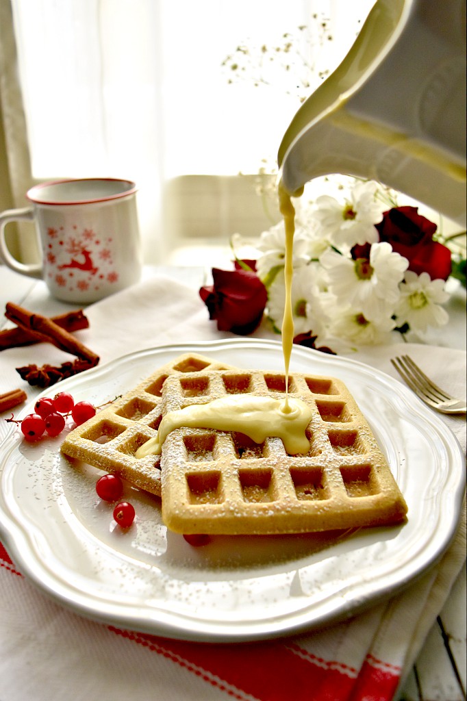 Waffle alla cannella con salsa alla vaniglia