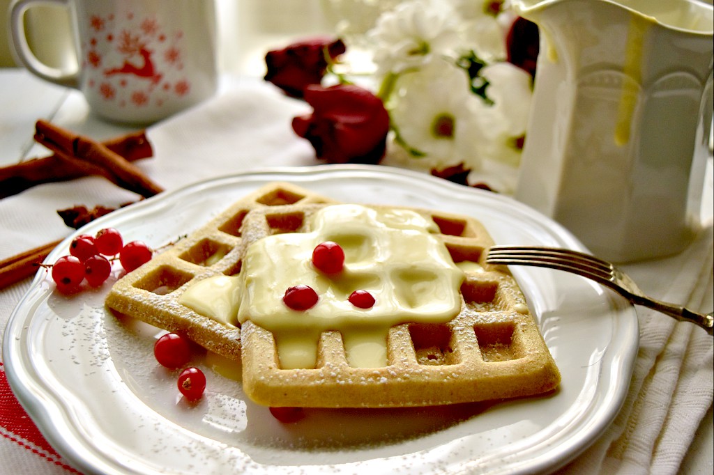 Waffle alla cannella con salsa alla vaniglia