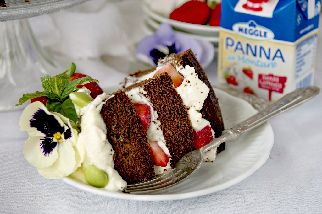 Chiffon cake al cioccolato con panna e fragole