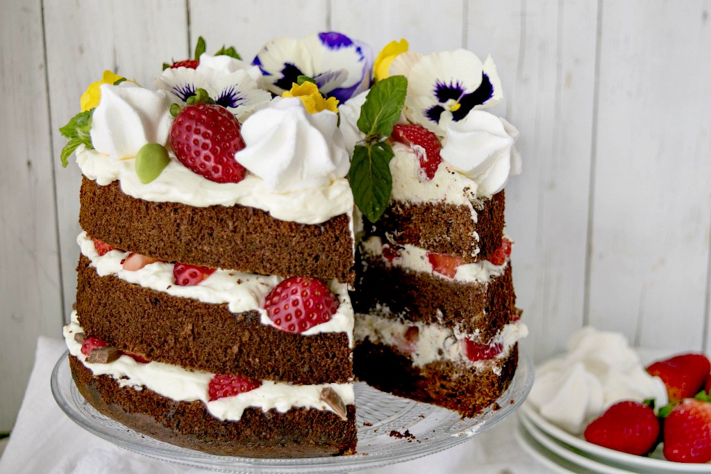 Chiffon cake al cioccolato con panna e fragole