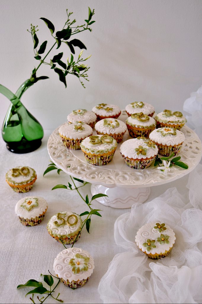 Cupcakes decorati con pasta di zucchero “Nozze d’oro”