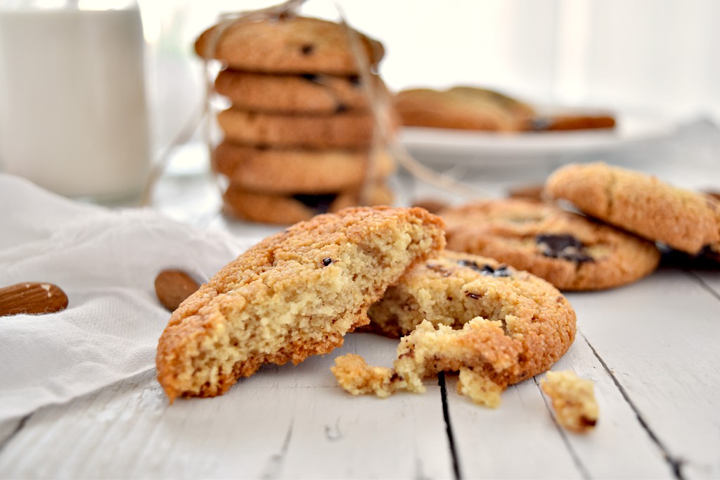 Cookies con farina di mandorle e gocce di cioccolato