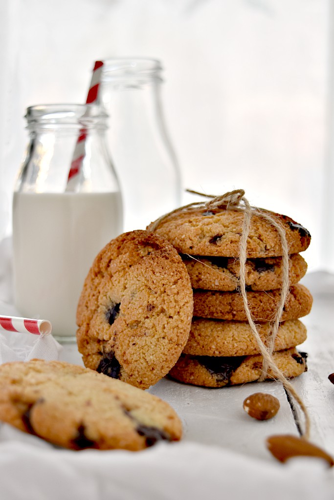 Cookies con farina di mandorle e gocce di cioccolato