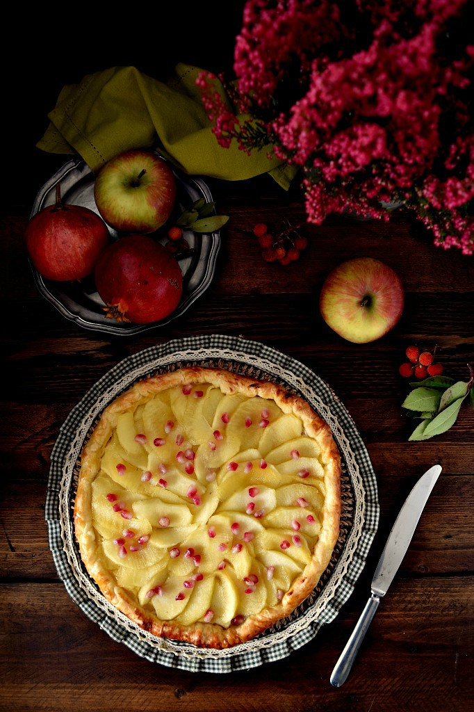 Crostata di pasta sfoglia con mele e melagrana