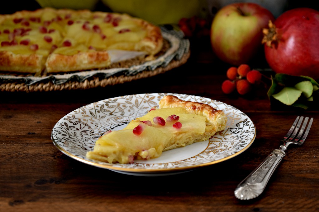 Crostata di pasta sfoglia con mele e melograno