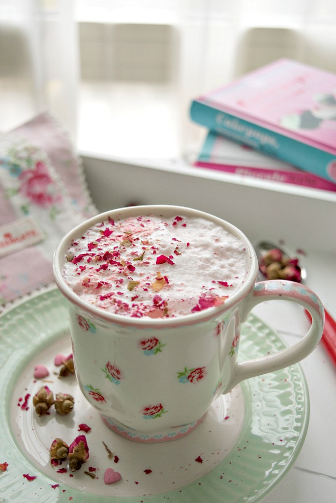 Latte montato alla rosa