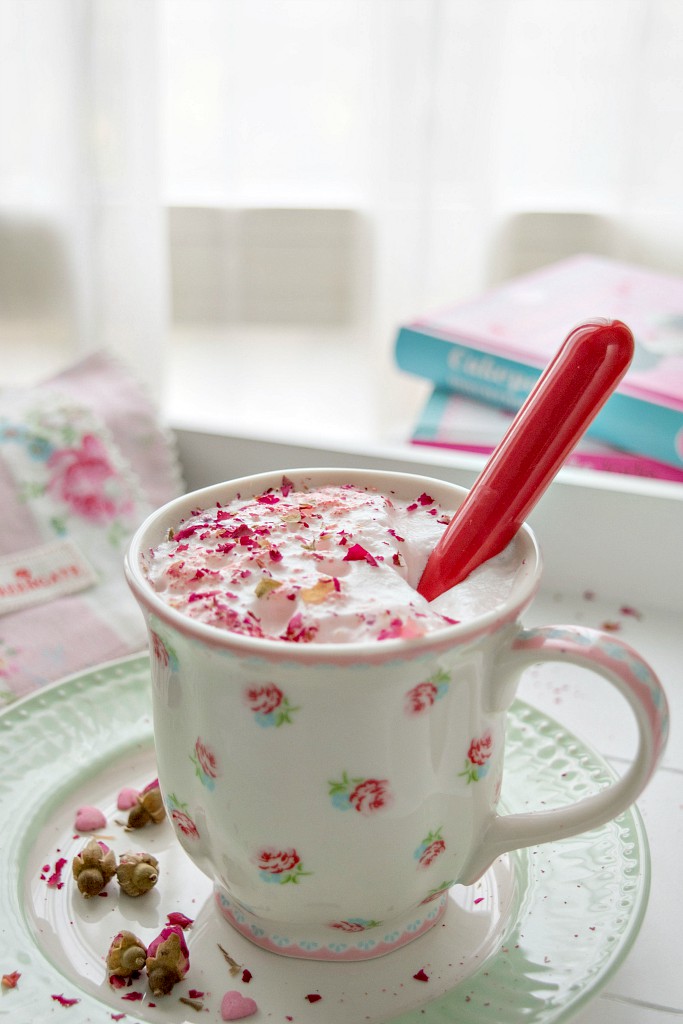 latte caldo alla rosa - rose hot milk
