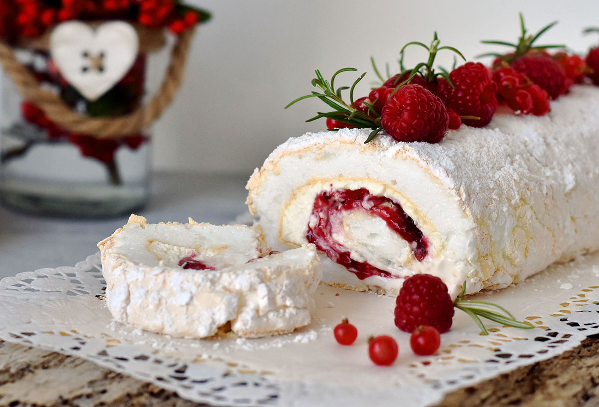 Rotolo di meringa con mascarpone e lamponi