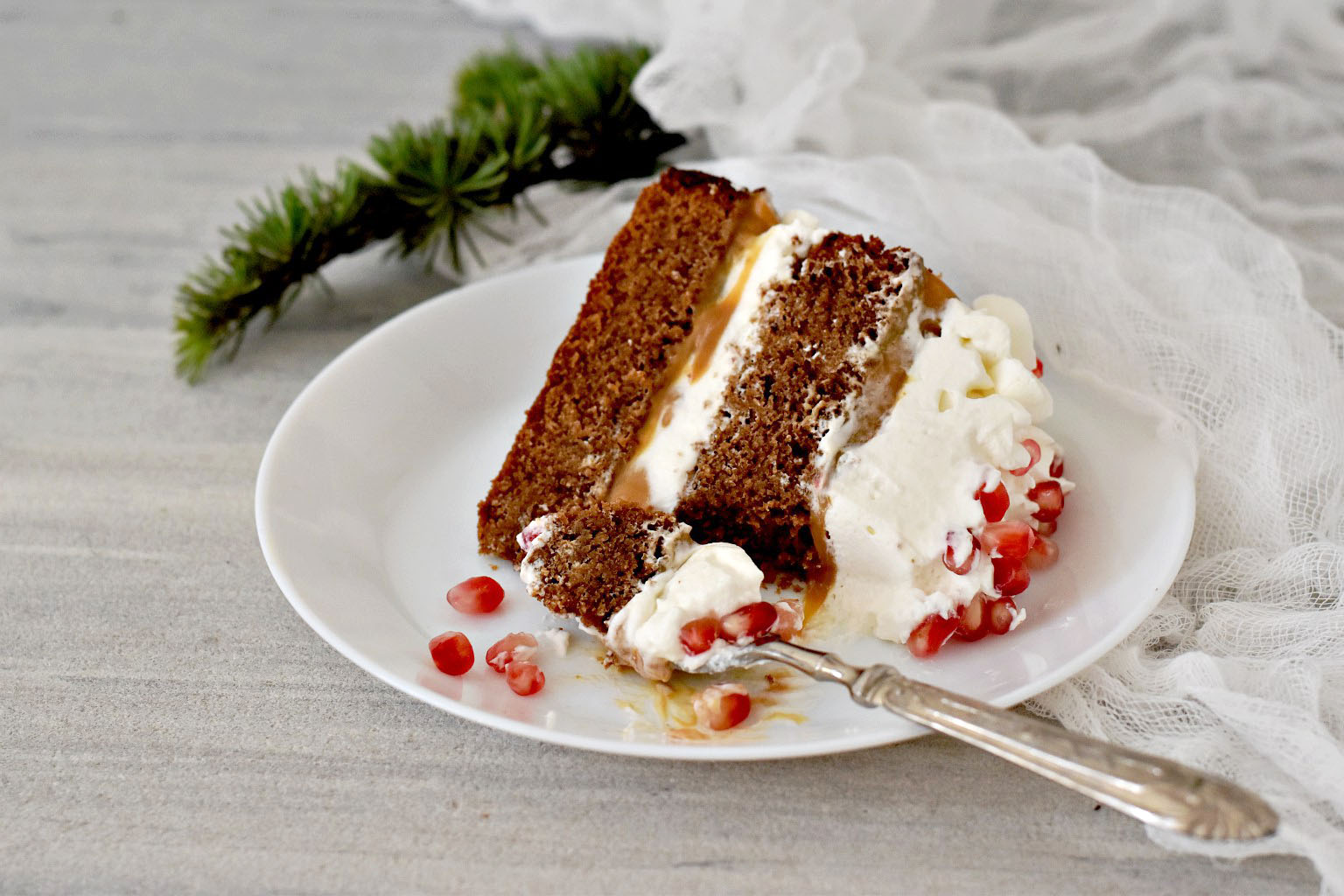 Torta delle feste con cioccolato, dulce de leche e panna