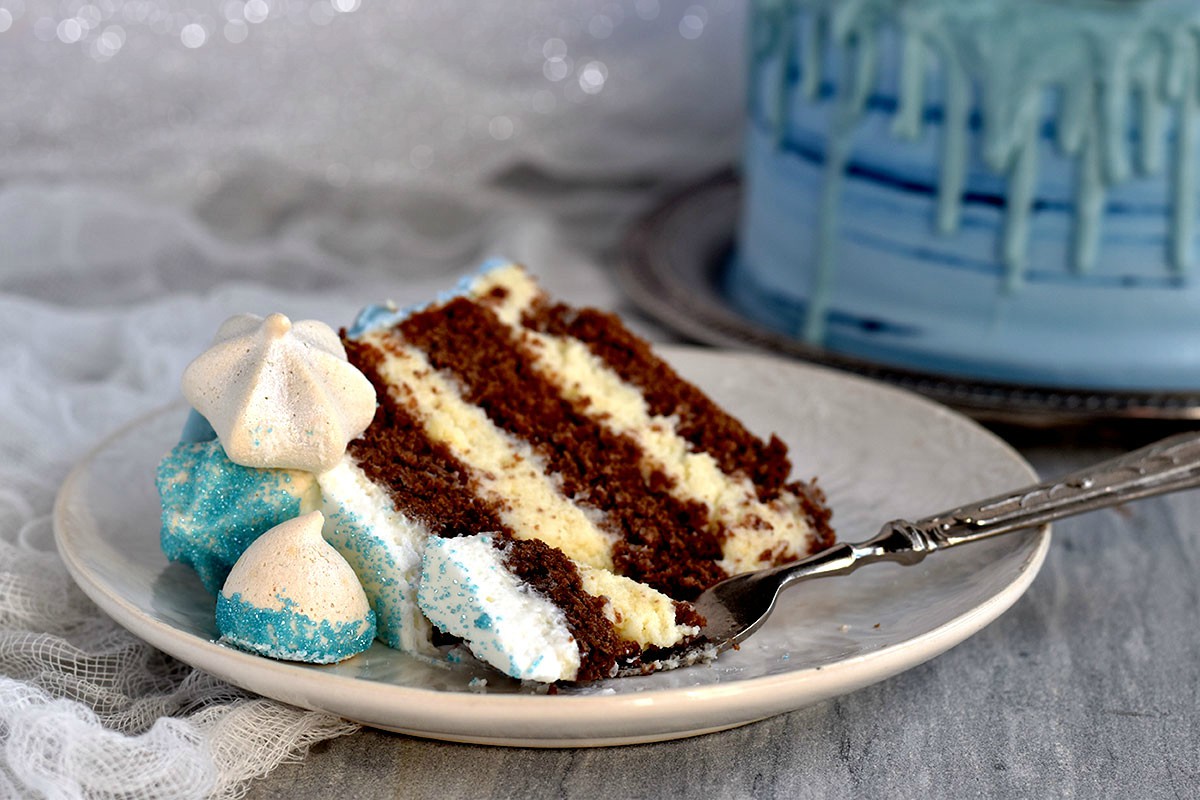 torta al cioccolato con pupazzo di neve