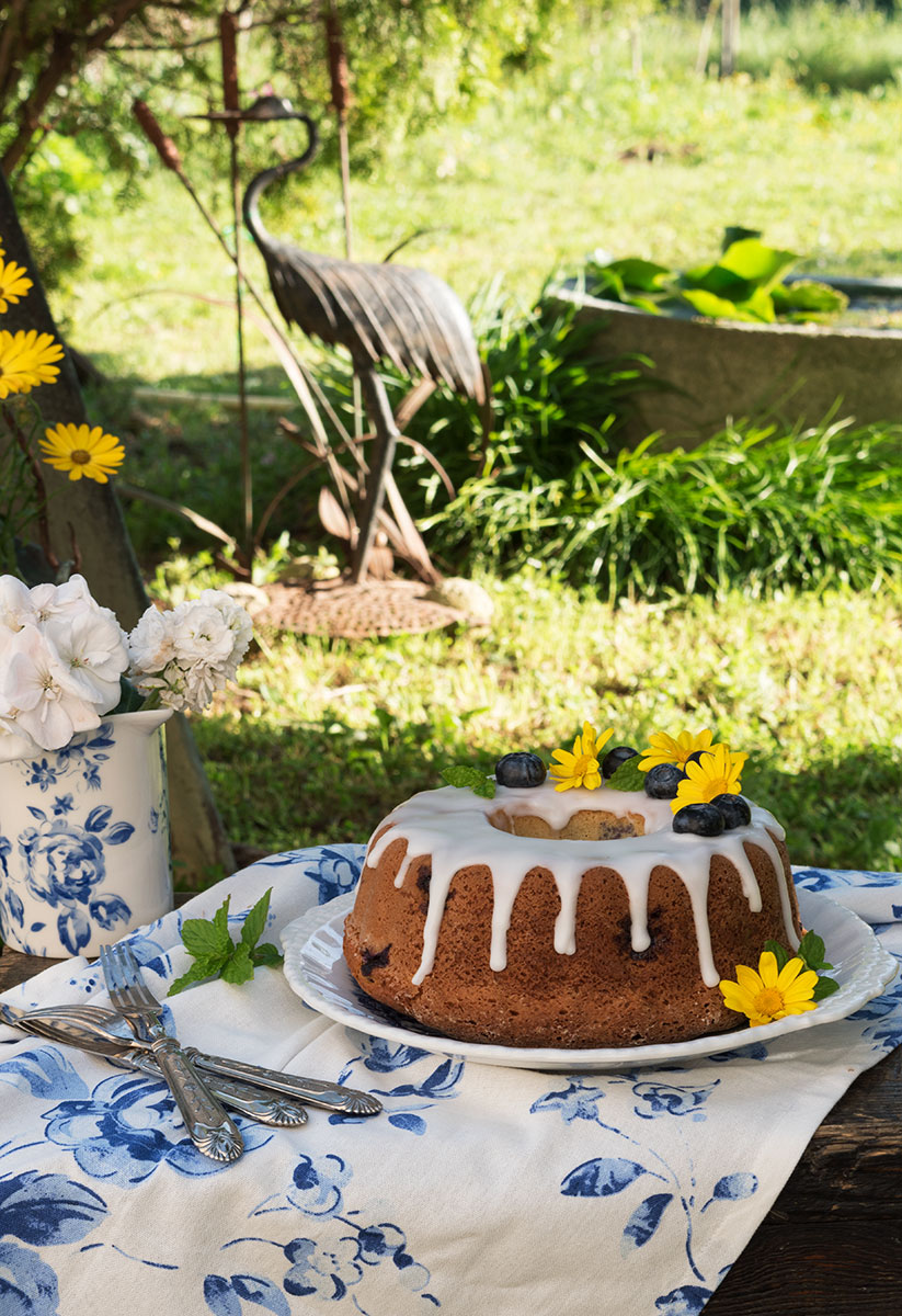Ciambella ai mirtilli con glassa al limone