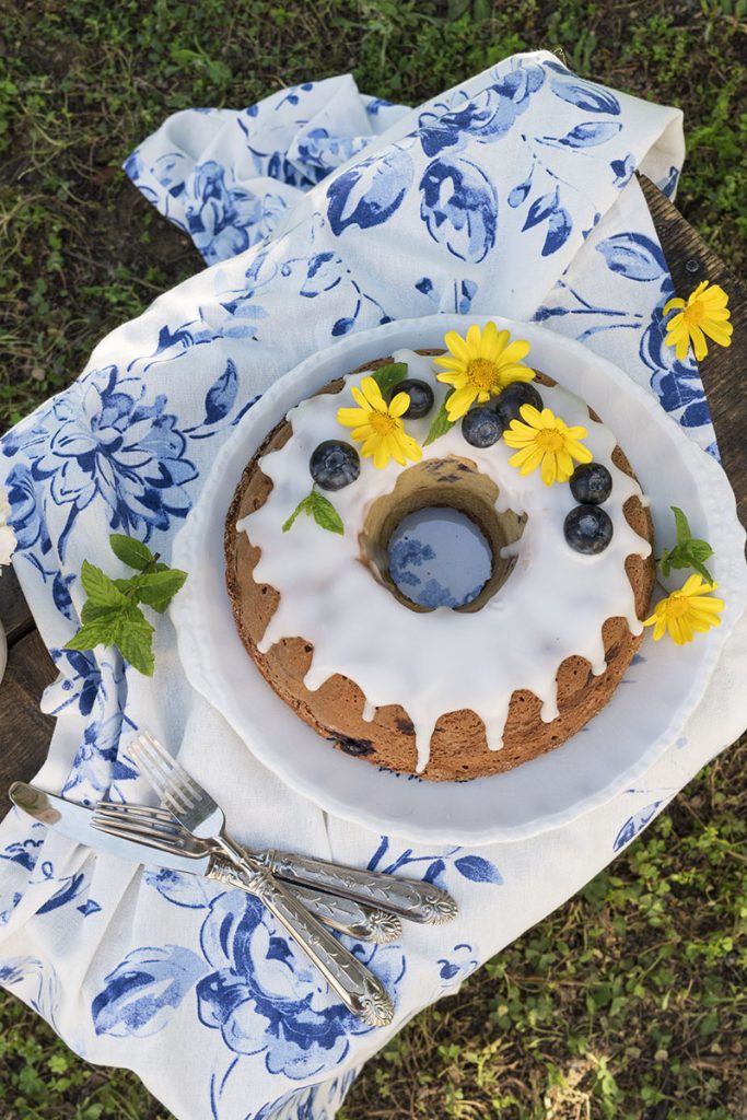 Ciambella ai mirtilli con glassa al limone