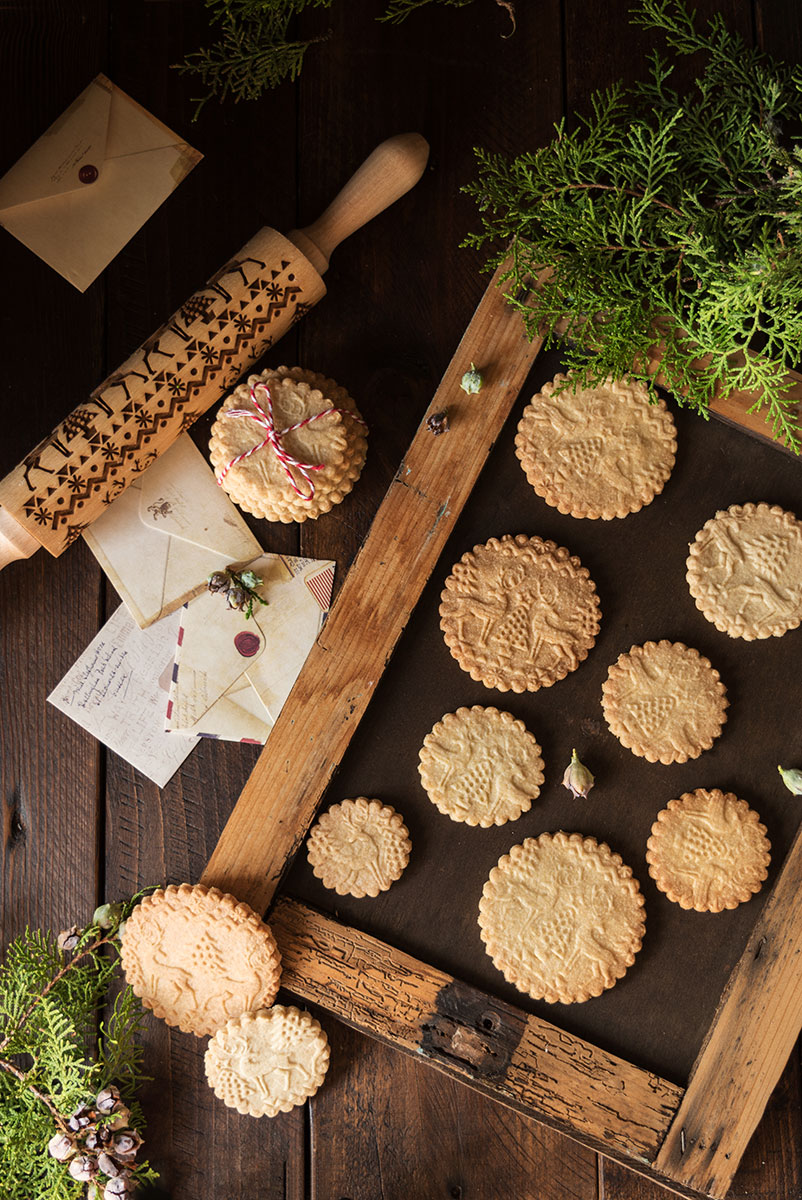 Biscotti di Natale decorati con mattarello inciso