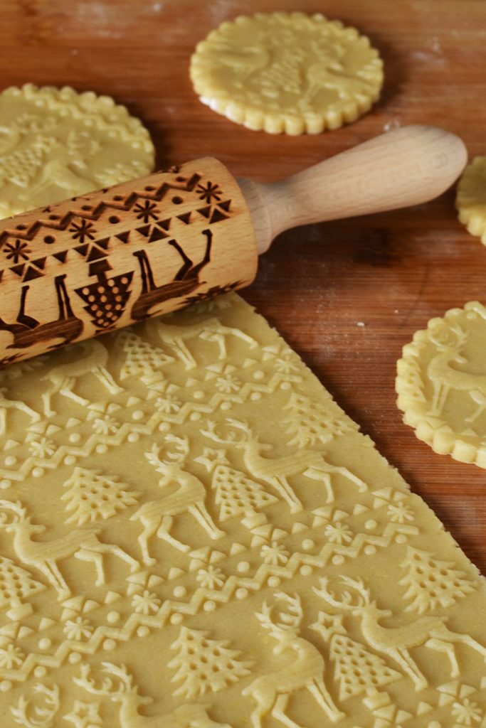 di Natale decorati con mattarello inciso