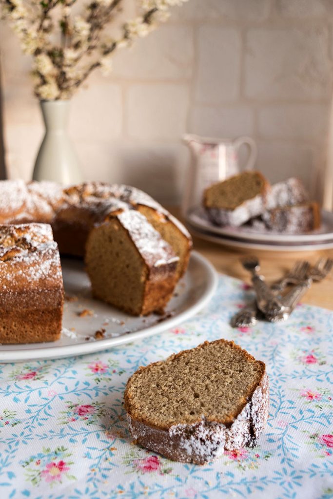 Ciambella di farina di mandorle e grano saraceno
