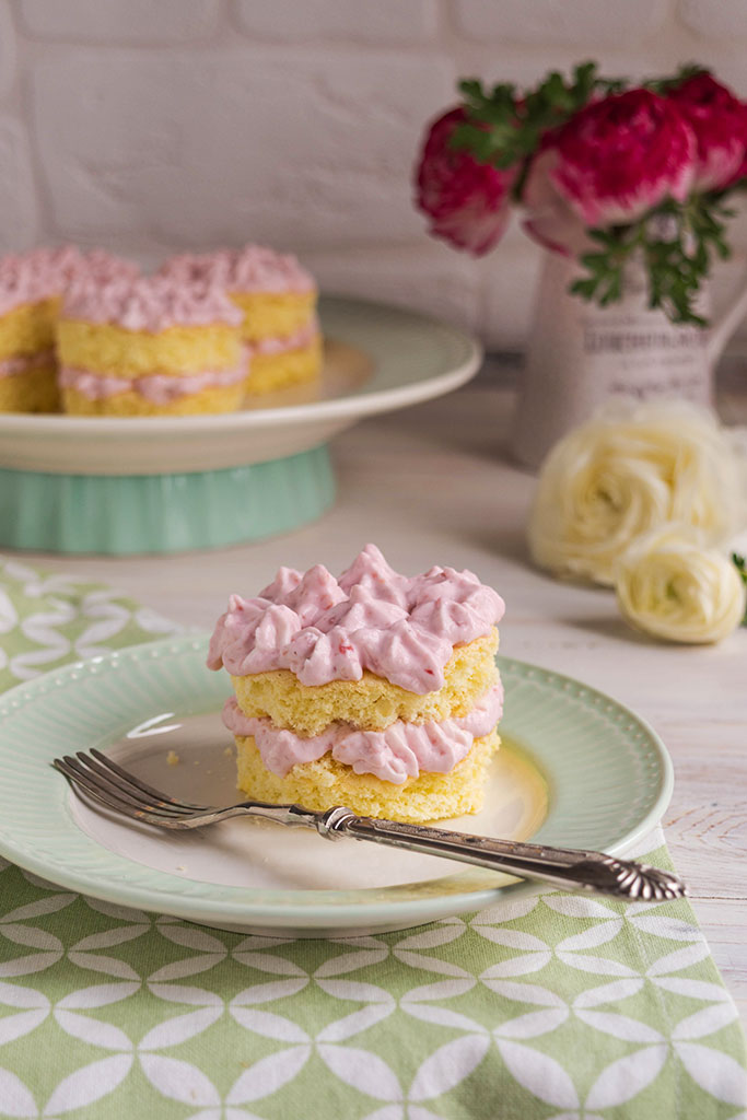 Mini tortine con crema alle fragole