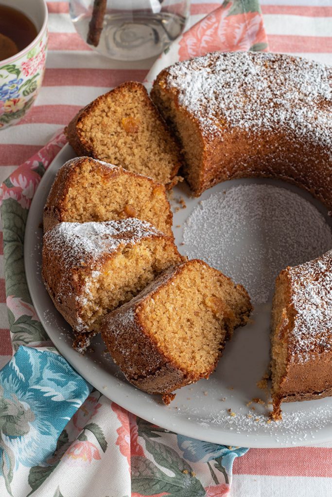 Ciambellone al farro e albicocche secche
