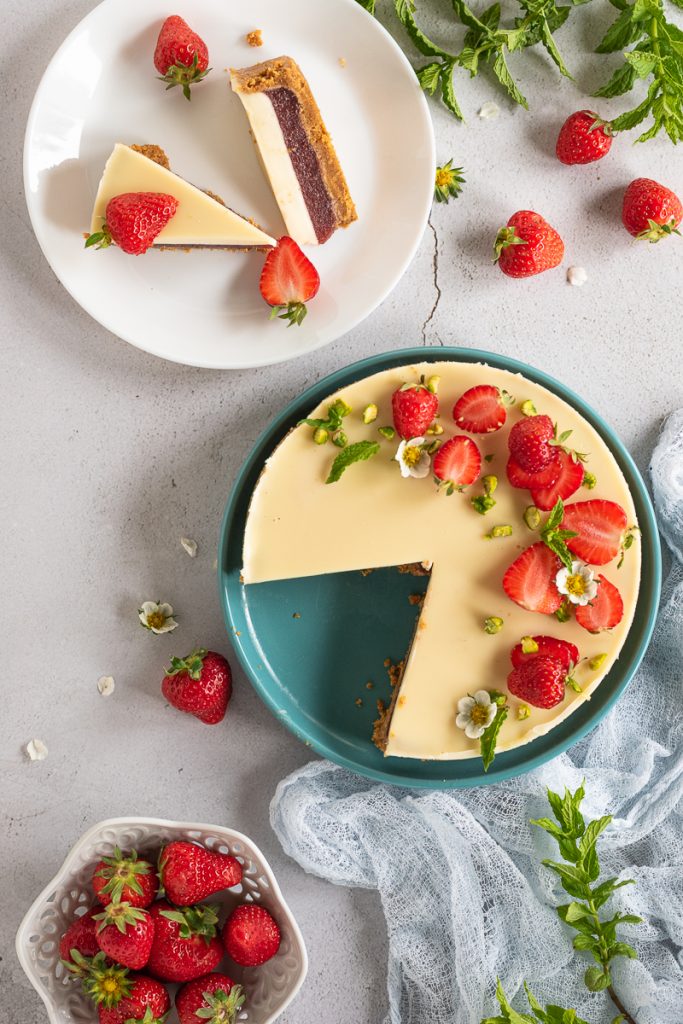 Torta fredda al cioccolato bianco e fragole