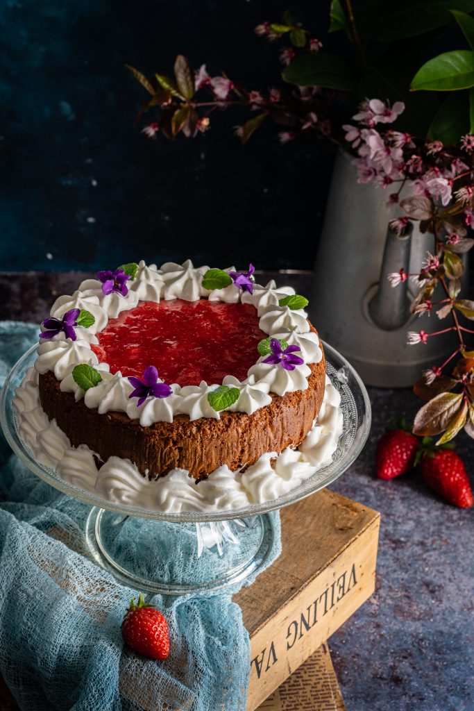 Torta ai due cioccolati con gelatina di fragole