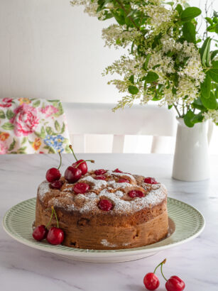 torta soffice alle ciliegie