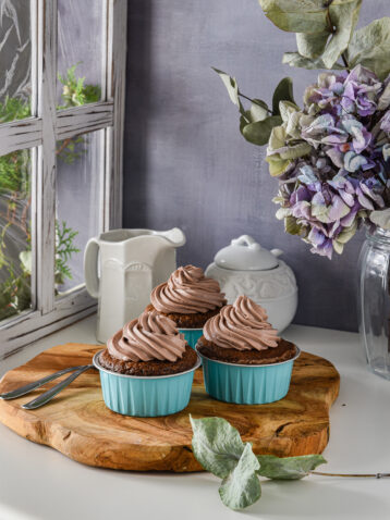 Le tortine al cacao e nocciole sono dei dolcetti soffici e deliziosi, perfetti per una merenda sfiziosa o come dessert per una cena tra amici.