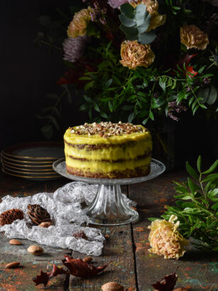 torta con farina di mandorle e farina di castagne farcita con crema pasticcera