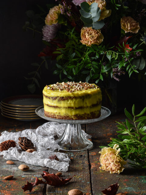 torta con farina di mandorle e farina di castagne farcita con crema pasticcera