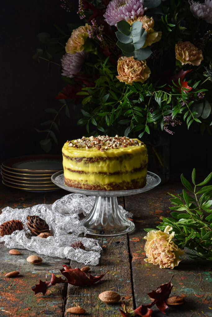 torta con farina di mandorle e farina di castagne farcita con crema pasticcera