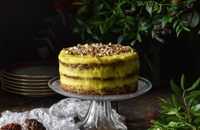 torta con farina di mandorle e farina di castagne farcita con crema pasticcera