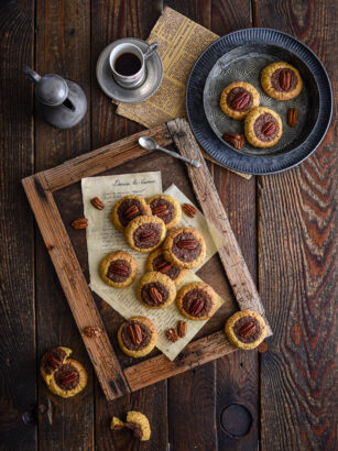 Biscotti alle noci pecan e cacao: ricetta golosa con cuore cremoso