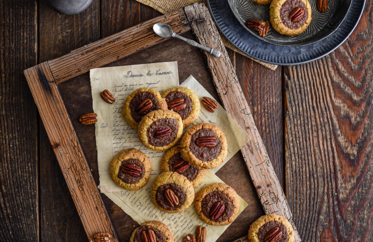 Biscotti alle noci pecan e cacao: ricetta golosa con cuore cremoso